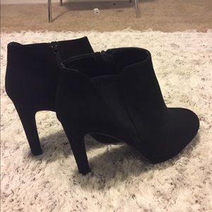 Brand new Black suede heeled booties 🖤